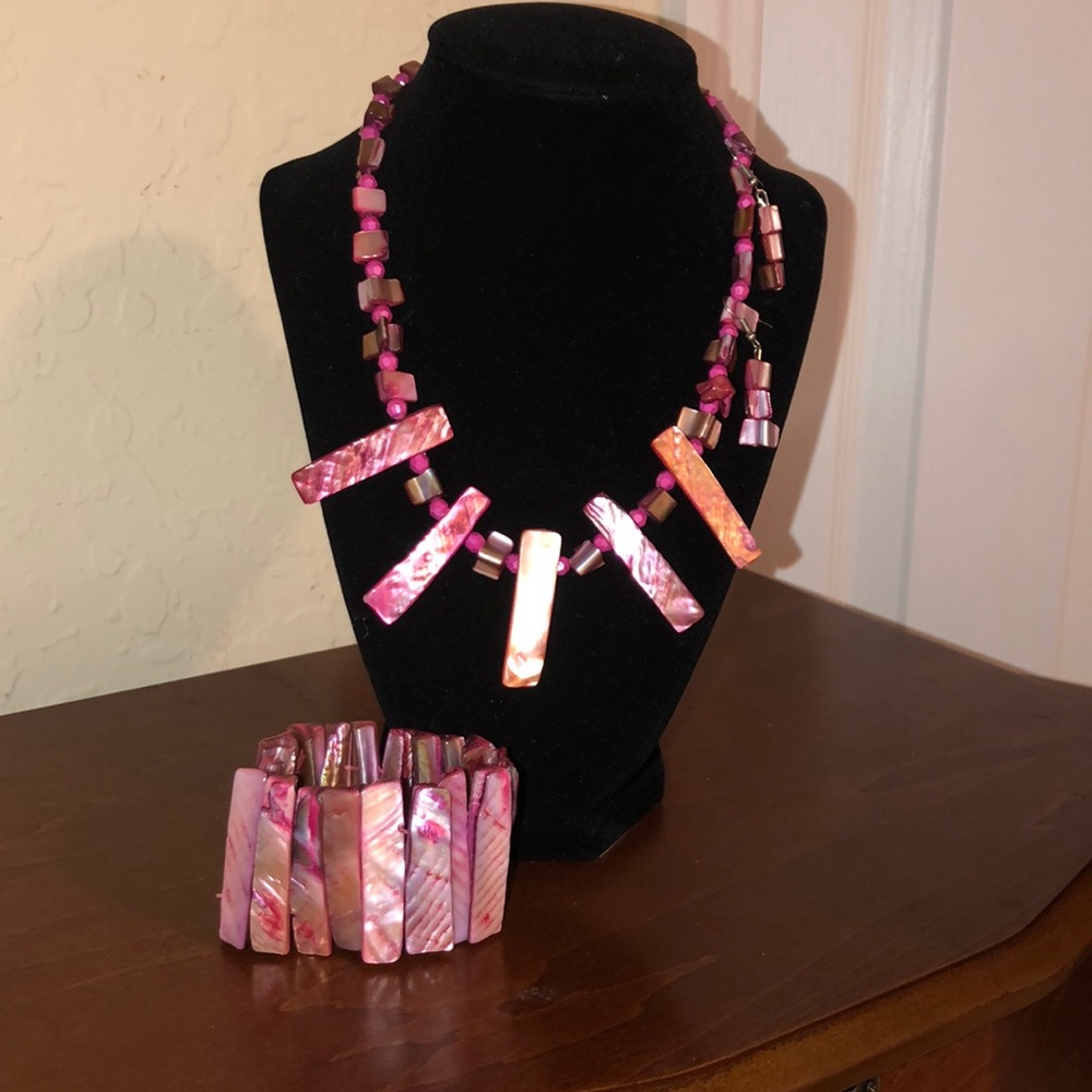 3 pieces. Marbled necklace, earrings & bracelet